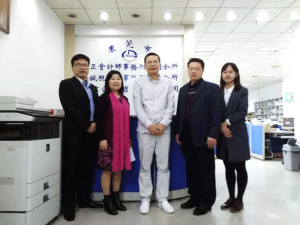 图一、德正会计师事务所高级经理郭岗(中)与会计学院副院长刘阳(左二)、副院长李炜(右二)一行合影.gif